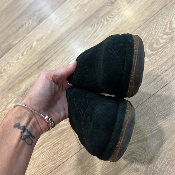 DOCKERS black suede clogs with decorative floral stitching - Picture 12 of 12